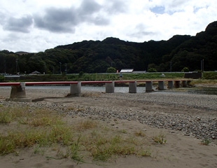富田川の潜水橋