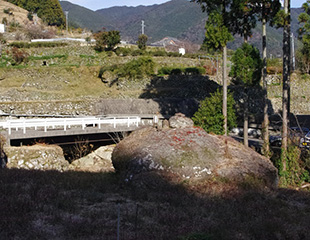 色川の土石流犠牲者供養岩